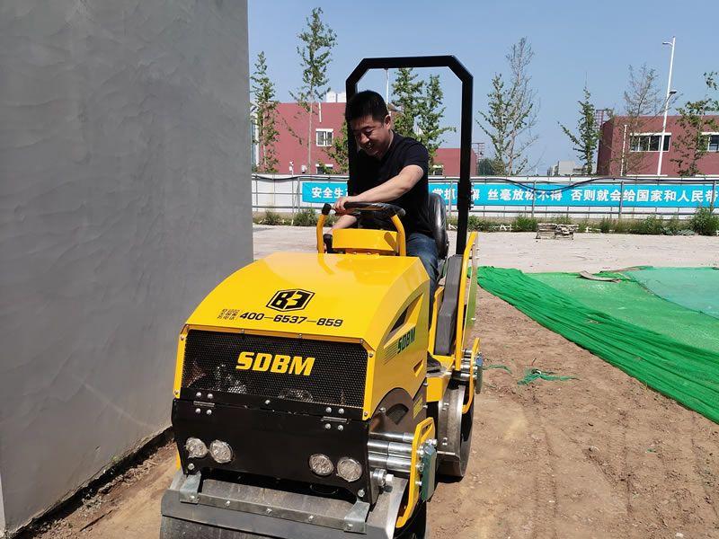 座駕振動壓路機在惡劣環(huán)境下如何工作？