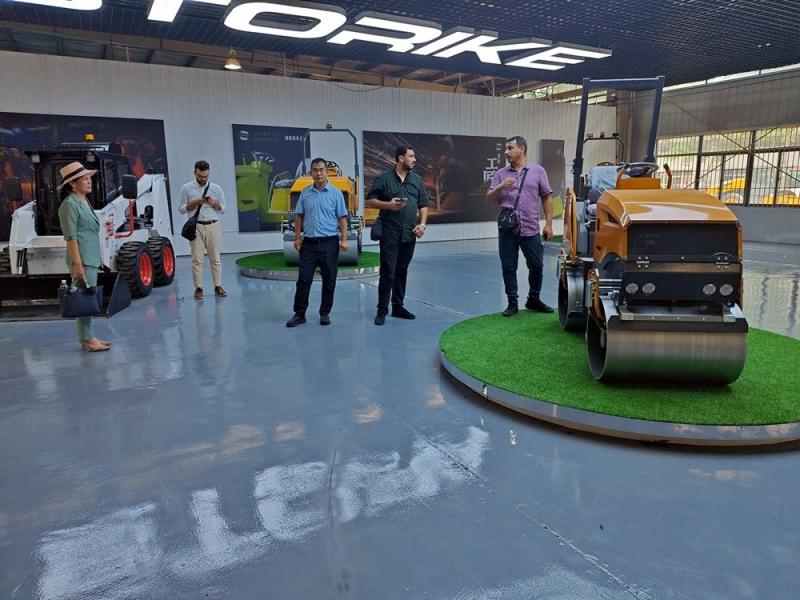 國外客戶來我廠參觀考察小型壓路機(jī)，并達(dá)成合作意向