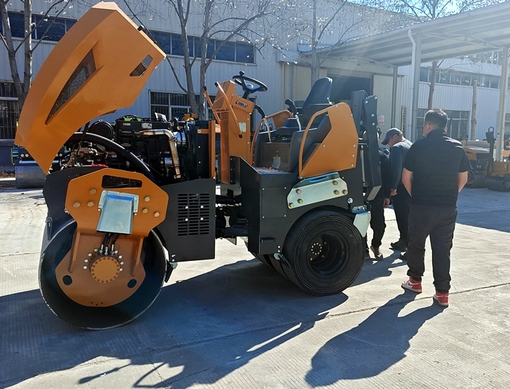 3月18日，哈薩克斯坦客戶來(lái)廠體驗(yàn)考察5噸膠輪壓路機(jī)